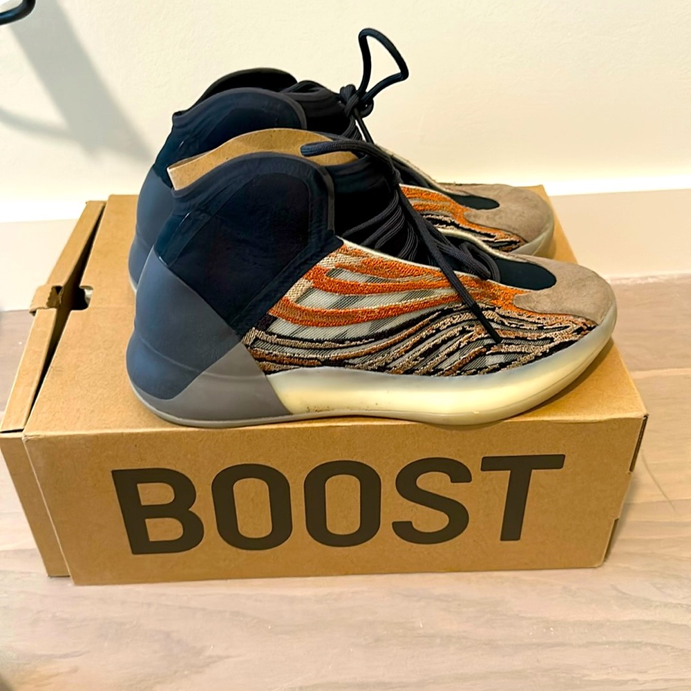 YEEZY QNTM SIZE 10